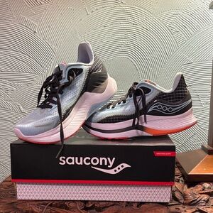 Saucony Women's Endorphin Shift 2 size 6